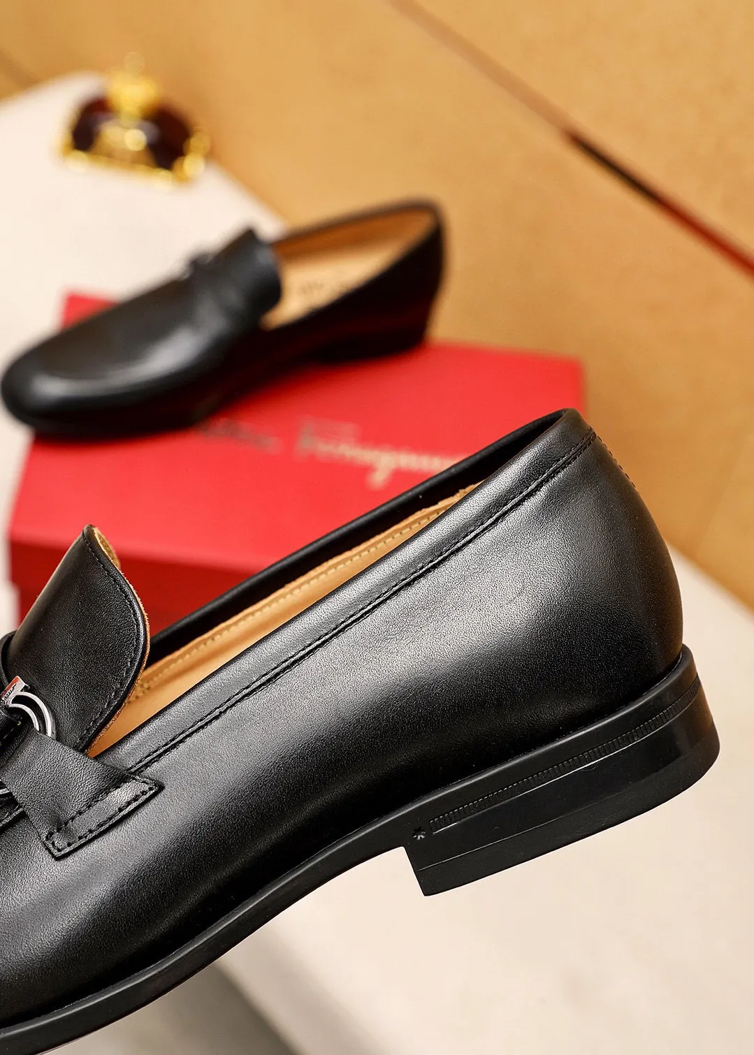 Men's shoes 💰480 💐 Product trademark: Ferragamo "Ferragamo" casual leather shoes Regular size: 38-44 (45🉑️customized) Product materials: Selected imported first-layer cowhide upper + luxury hardware buckle, imported water-dyed cowhide leather lining. Strong three-dimensional visual effect, original rubber outsole Color: 3⃣️seed leather materials available